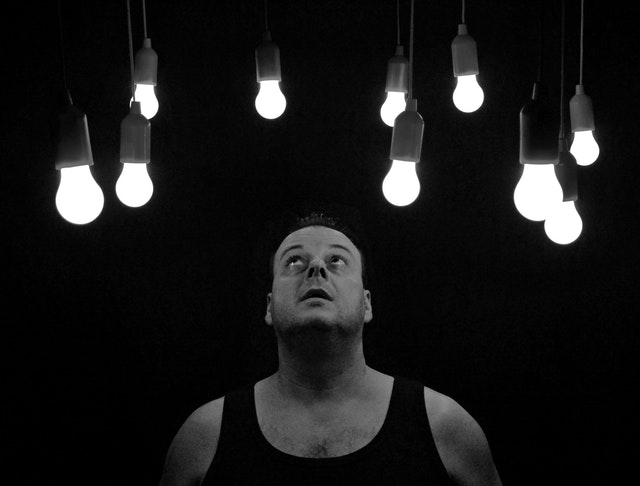 Muž stojaci pred stenou s LED pásikmi